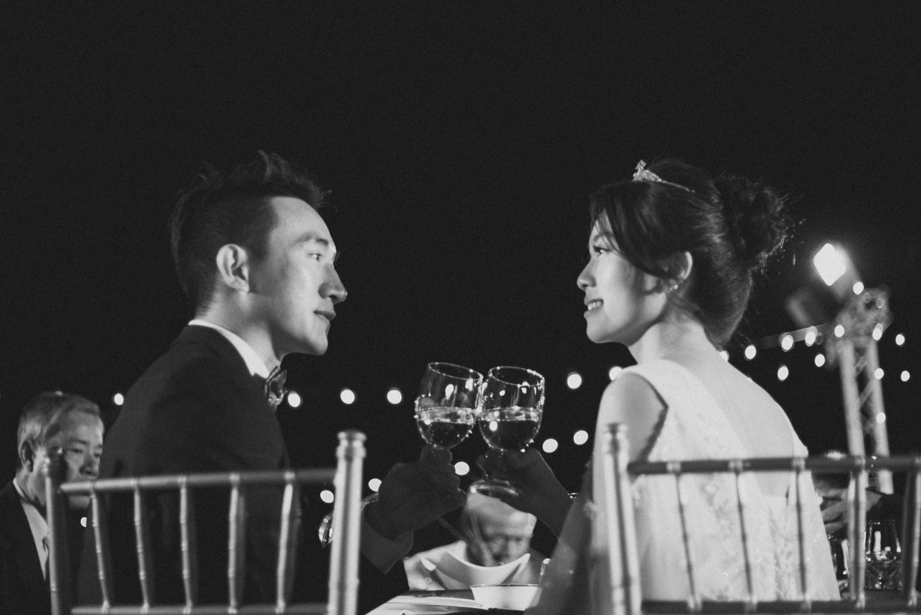 婚禮紀錄：兩人對望著彼此，拿起酒杯