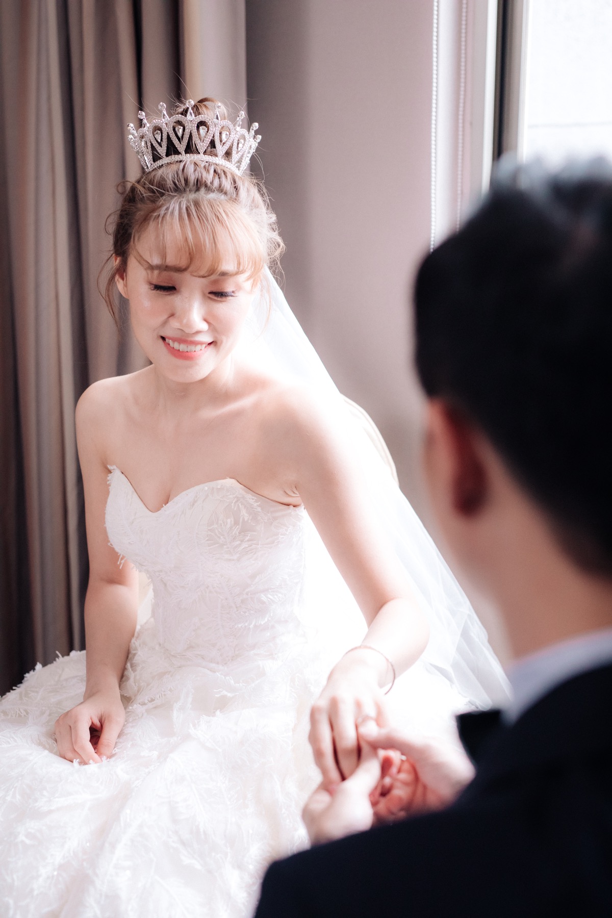 戴戒指過程中女生看往戒指
